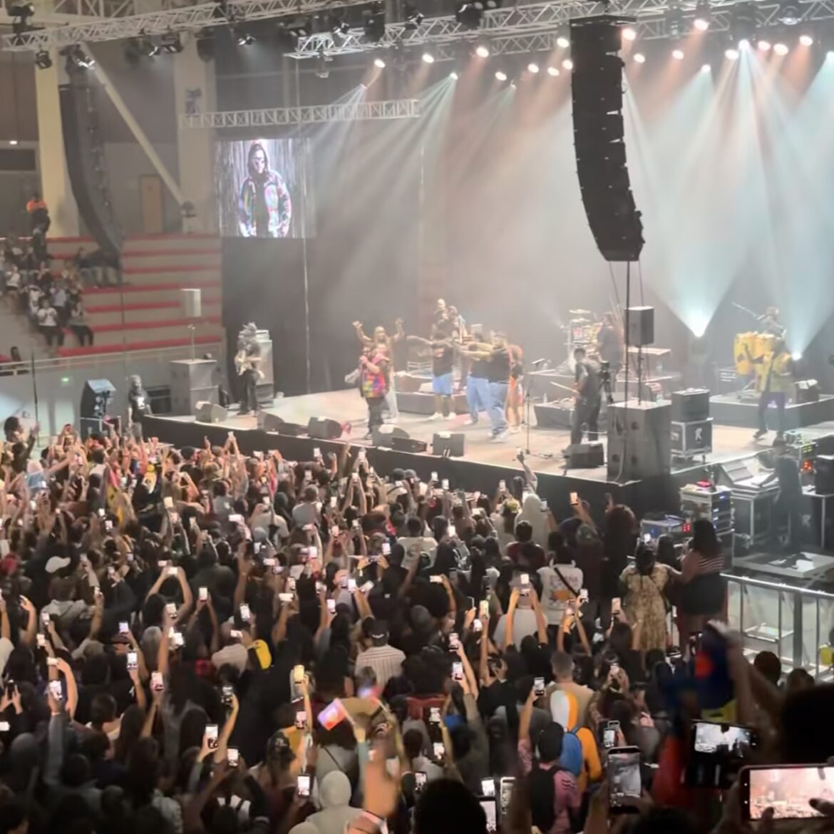 Mickael Guirand sur scène à l'Arène du Sud, Païta, devant une salle comble, le 23 octobre 2026
